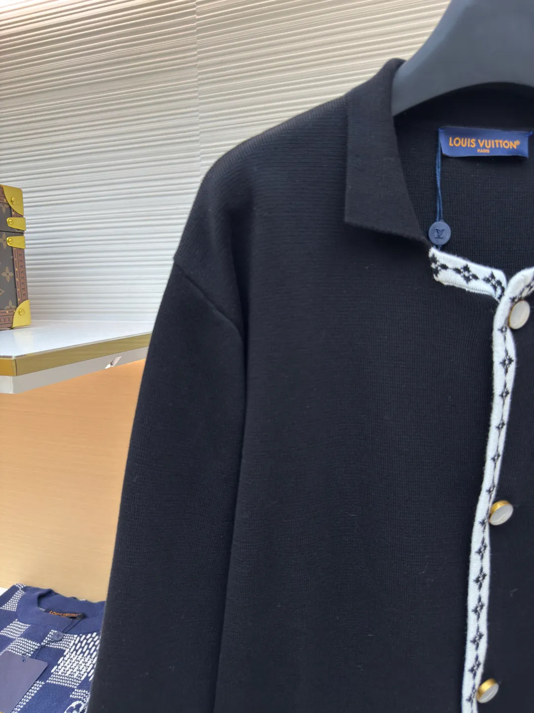 LOUIS VUITTON knitted college style suit outer ●Authentic product: Purchased and developed by 20371 ●Item number: 1680255-B75 ●Fabric: woolen yarn fabric ●Technology: knitted production ●Version: fitted version ●Weight: about 740g ●Size: XS-S-M-L ●Description: Made of 42-count woolen yarn, 14-needle flat knitting piece for up to 200 minutes, placket jacquard craft with four-color flowers. The cuffs are hand-sewn by hand, and the threads are routed on a flat machine. After high-temperature washing, the fabric has a soft and natural drape and a comfortable and skin-friendly touch. The buttons are custom-made with laser-engraved electroplated antique gold diamond buttons. The letters on the chest are embroidered with fixed-point stitching, which is precise and three-dimensional. The overall wiring is straight and delicate, the fabric is comfortable and soft, and the color is consistent without color difference. It can be matched with the same style to create a fashionable look and control various occasions. Customized accessories, complete with three standards, same style for men and women!